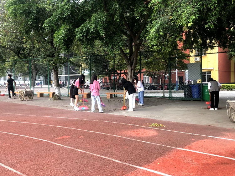 我校開展“愛護(hù)環(huán)境，共建清潔美麗校園