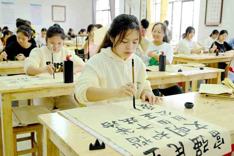 妙筆寫(xiě)“清廉”，翰墨揚(yáng)正氣 | 我校開(kāi)展廉潔文化進(jìn)書(shū)法課堂活動(dòng)